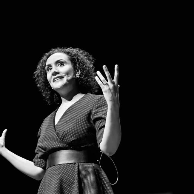 Céline Boura sur scène au TEDxLorient